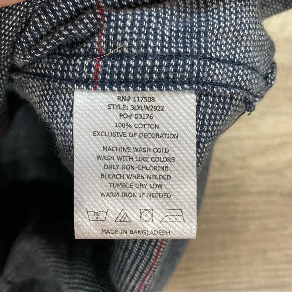 Levi’s Men’s standard fit blue striped long sleeve button down shirt